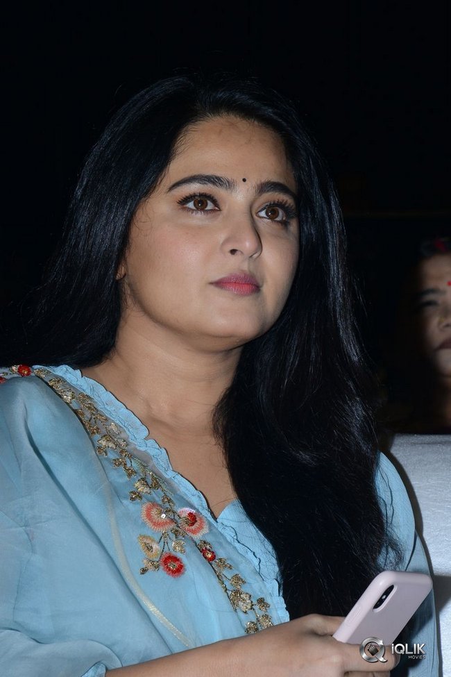 Anushka-at-Hit-Movie-Pre-Release-Event